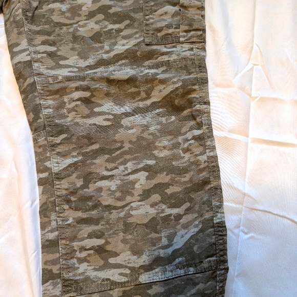 LL Bean size L Women's Camo Pants - Picture 3 of 8